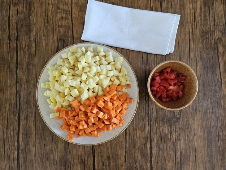 Recipientes contendo ingredientes picados.