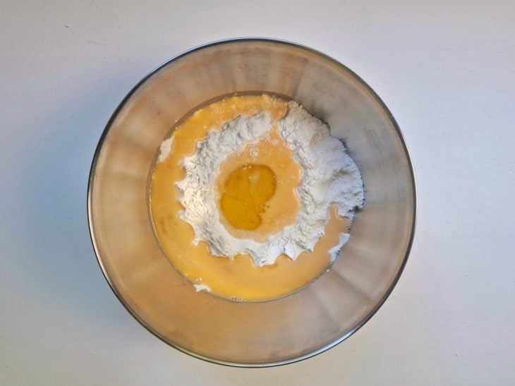 tigela com todos os ingredientes da massa de capeletti