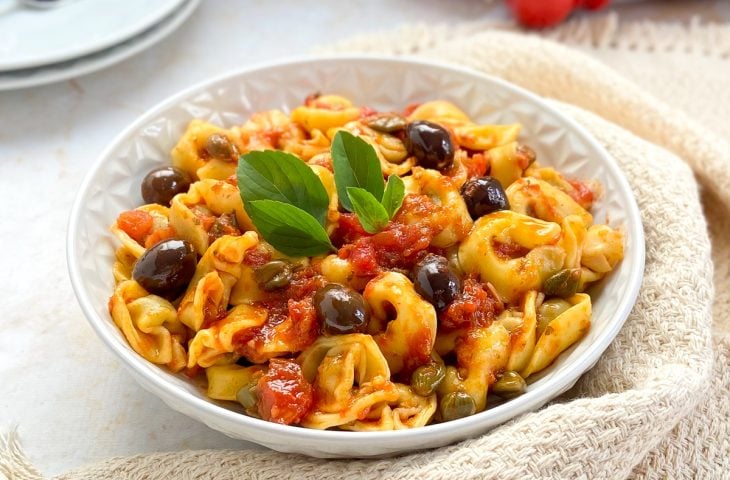 Capeletti de carne à puttanesca