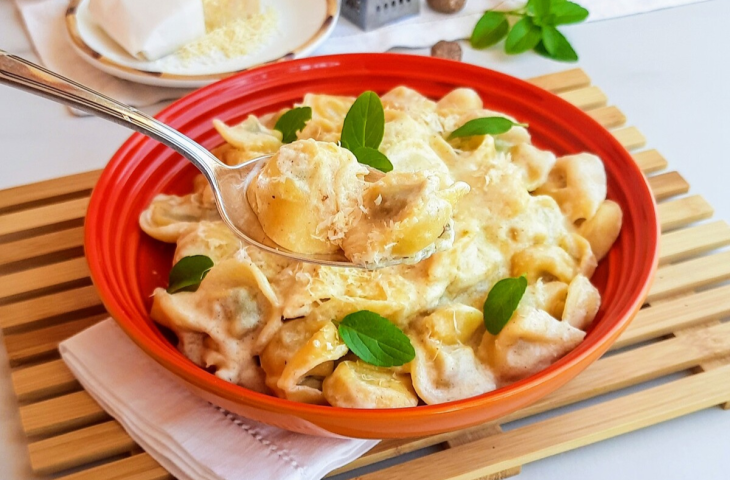 Capeletti de carne com molho branco