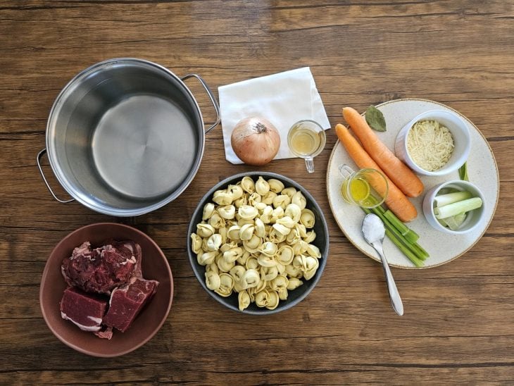 UMa bancada com os ingredientes separados.