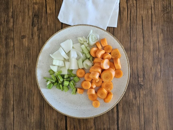 Um prato com legumes separados.
