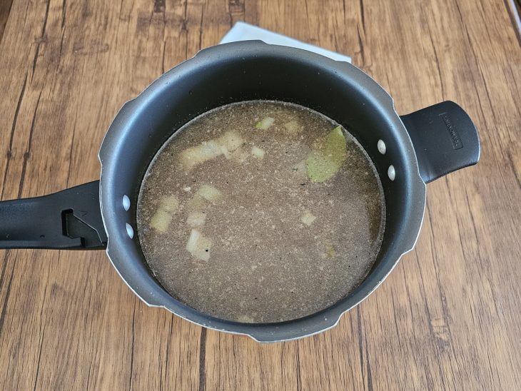 Uma panela de pressão com caldo.