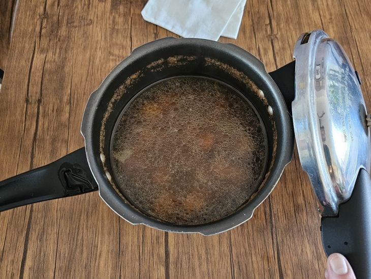 Uma panela de pressão com caldo.