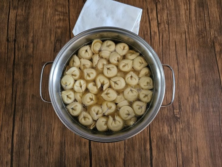 Uma panela cozinhando o capeletti com água.