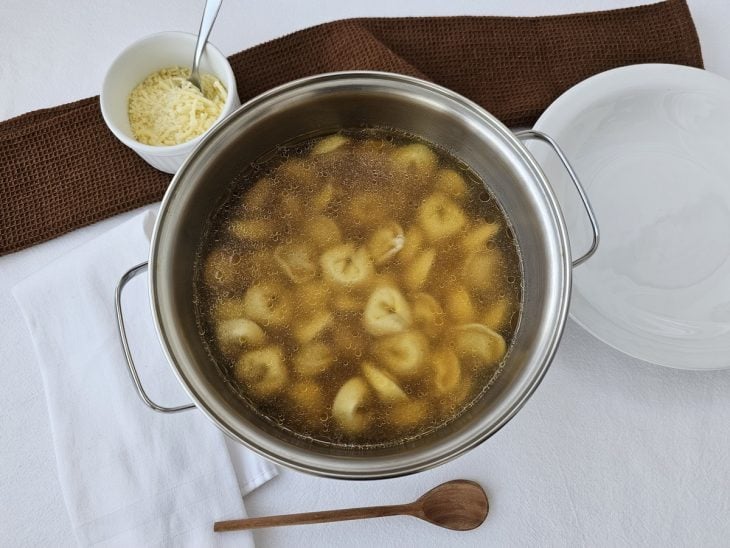 Uma panela contendo capeletti in brodo.