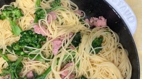Capellini com linguiça e brócolis
