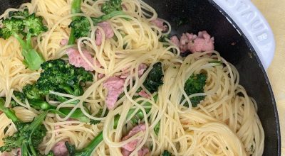 Capellini com linguiça e brócolis