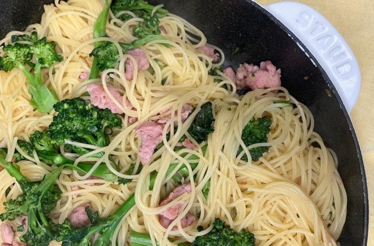 Capellini com linguiça e brócolis