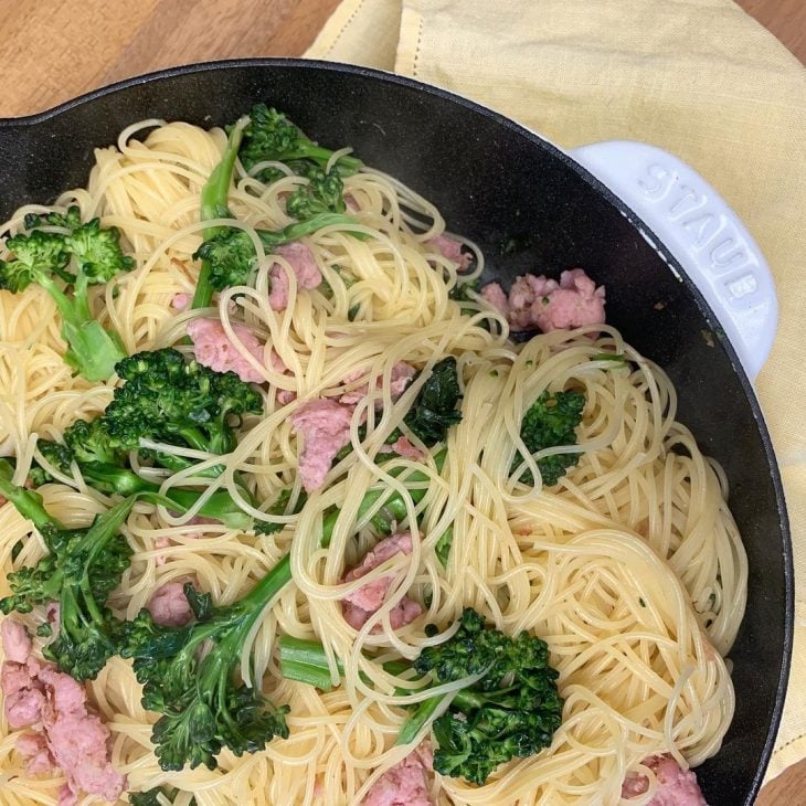 Capellini com linguiça e brócolis