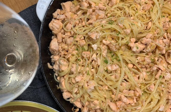 Capellini com salmão e molho de limão