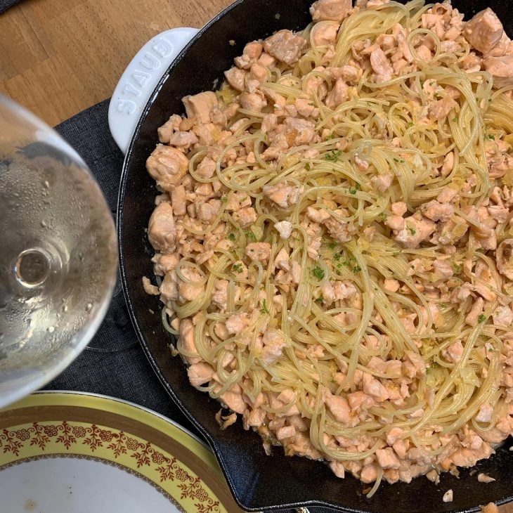 Capellini com salmão e molho de limão