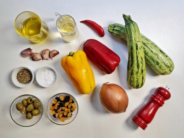 Bancada com ingredientes.