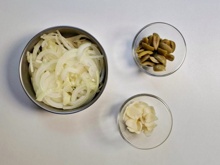 Recipientes com ingredientes picados.