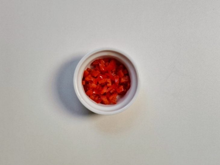 Recipiente com pimenta picada.