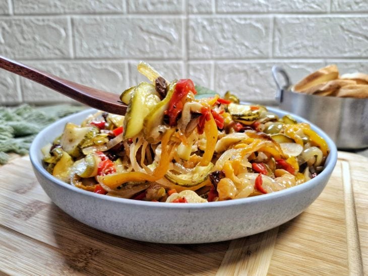 Um prato com caponata de abobrinha.