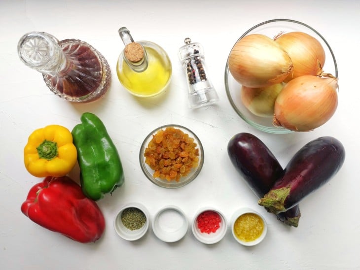 Ingredientes da caponata de berinjela reunidos.