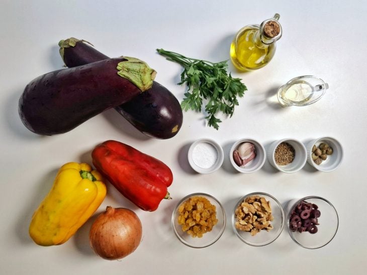 Ingredientes para a receita de caponata de berinjela ao forno.