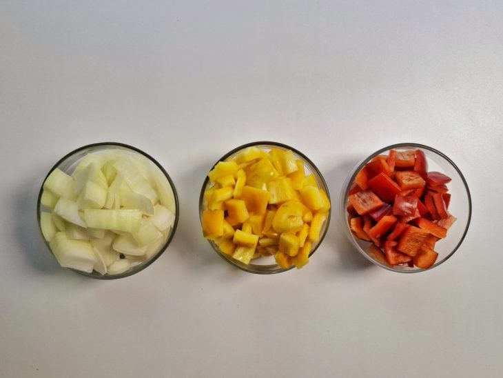 Ingredientes picados e reservado em recipientes diferentes.