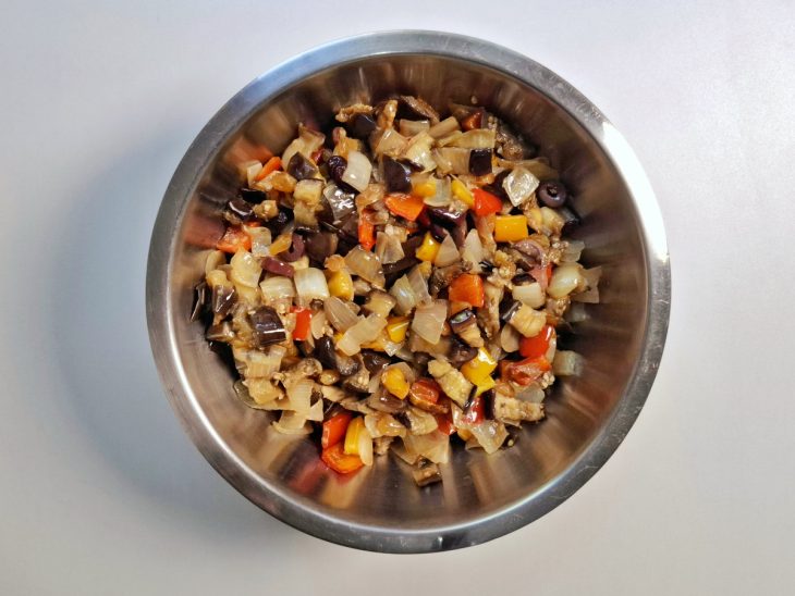 Ingredientes da forma transferidos para uma tigela.
