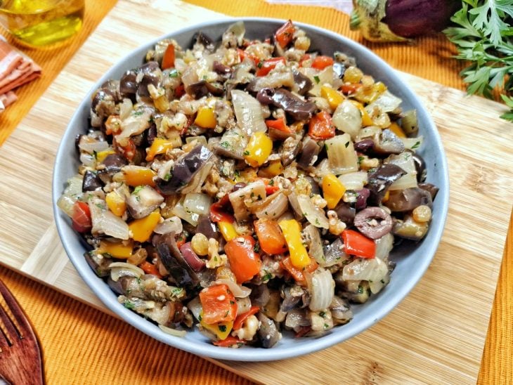 Caponata de berinjela pronta para consumo.