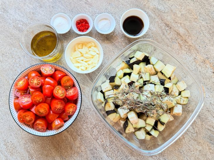 Ingredientes higienizados organizados sobre a bancada.