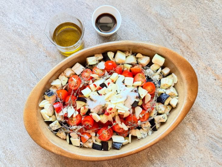 Legumes temperados e misturados em refratário de cerâmica.