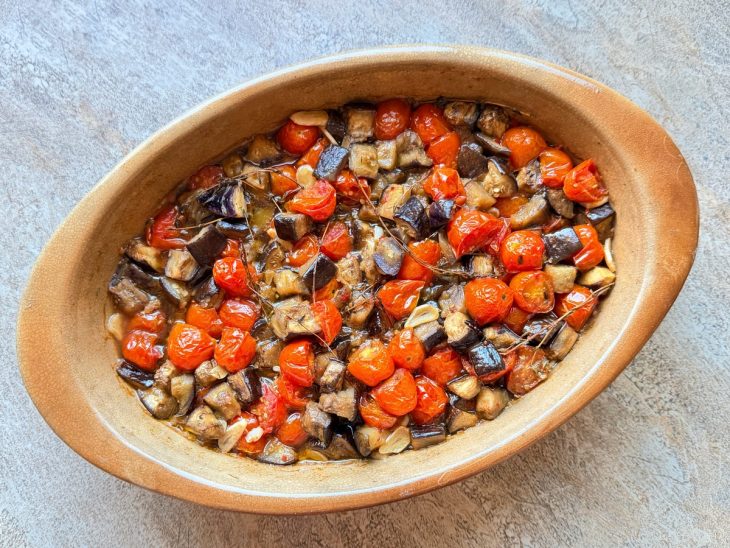 Caponata assando no forno até dourar nas bordas.