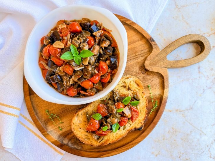 Legumes assados esfriando antes de serem servidos.