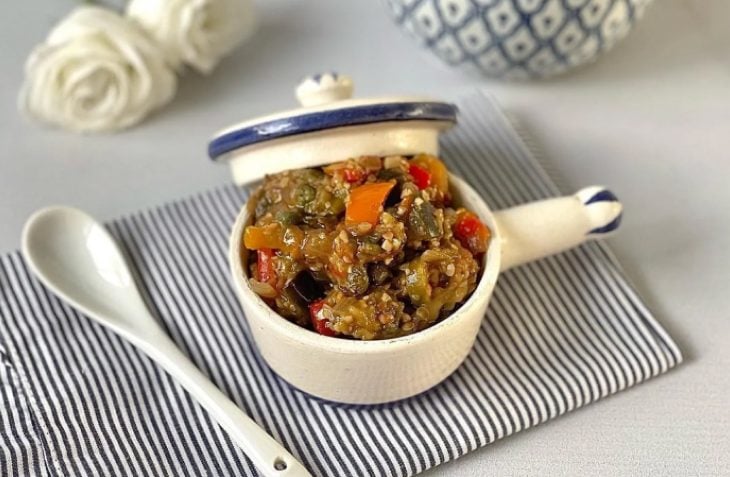 Caponata de berinjela com castanha-de-caju