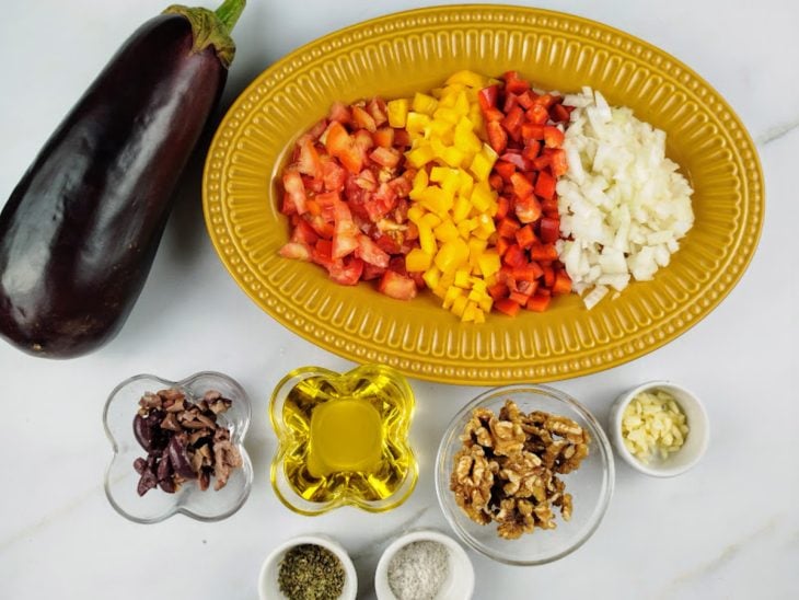 Ingredientes para a caponata de berinjela fácil e rápida.
