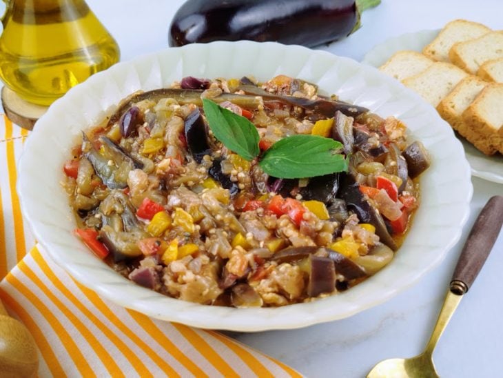Caponata de berinjela fácil e rápida pronta para servir.