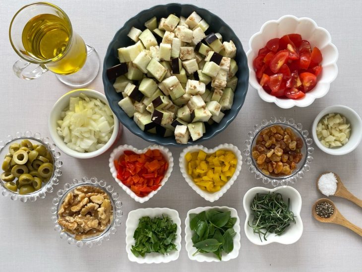 Ingredientes reunidos na bancada.