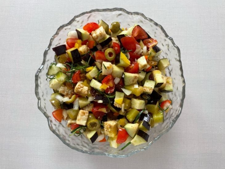 Na tigela, os ingredientes picados.
