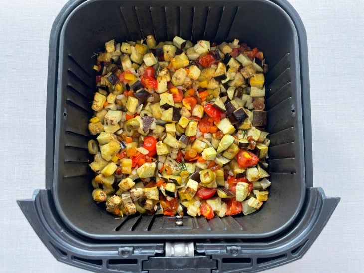 Ingredientes transferidos para o cesto da air fryer.
