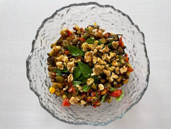 Caponata transferida para um tigela.