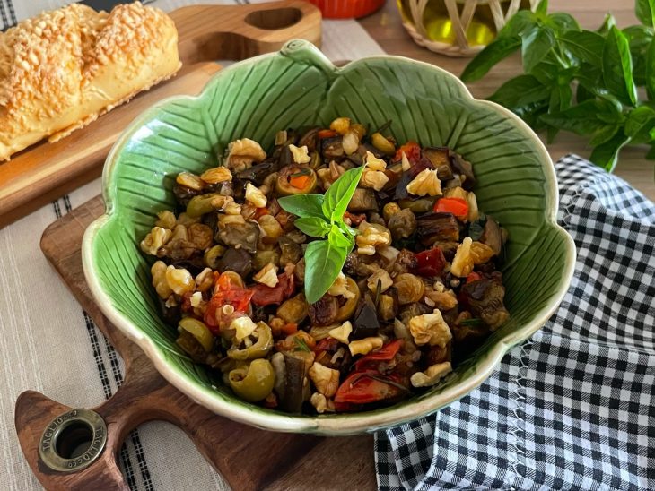 Caponata saída da geladeira, pronta.