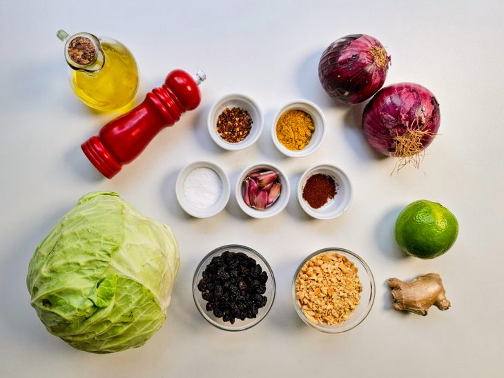 Ingredientes reunidos na bancada.