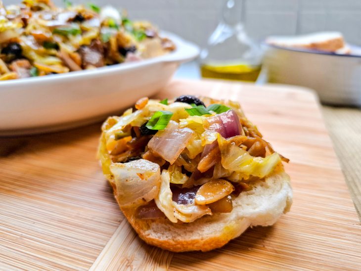 Caponata servida em uma fatia de pão.