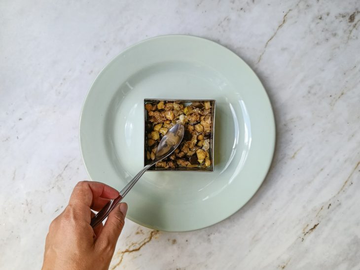 Caponata colocada no aro.