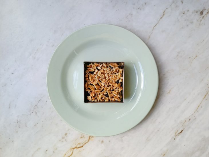 Castanhas e uva-passas adicionadas por cima.