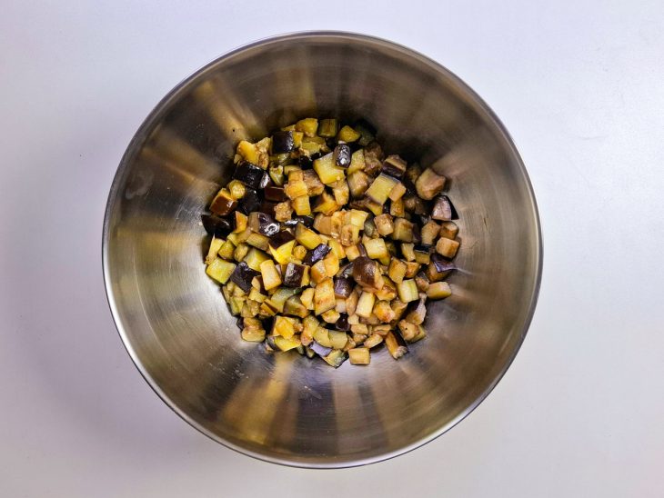 Cubos de beringela dourados.