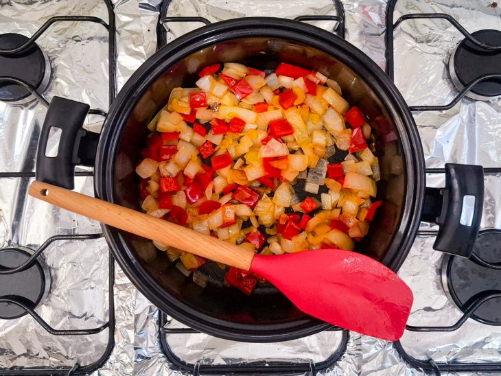 Refogado colorido de cebola, pimentão e salsão.