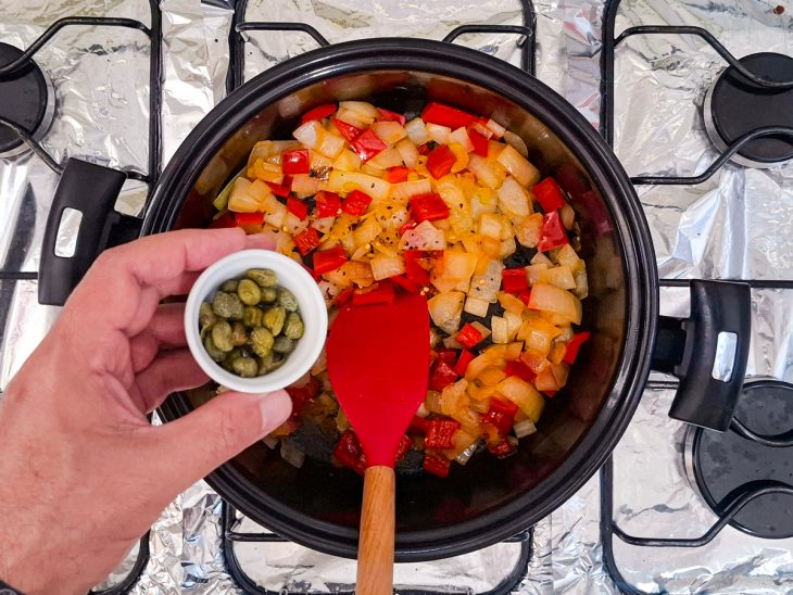 Passas, alcaparras e pimenta calabresa incorporadas.