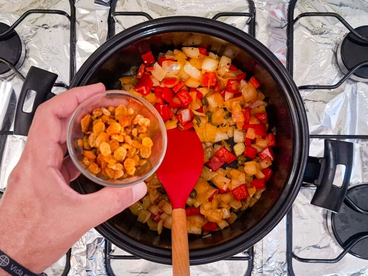 Uvas-passa adicionadas à panela.