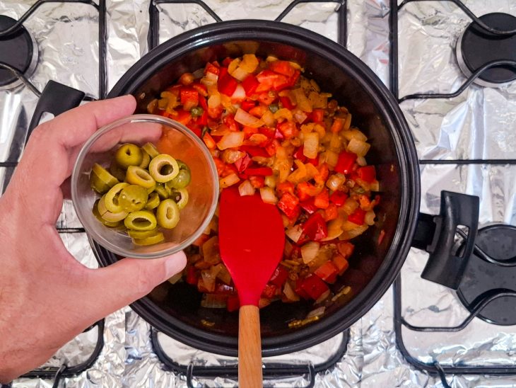 Azeitonas adicionadas à panela.