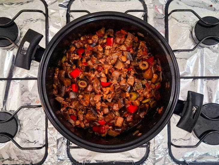 Caponata finalizada, resfriando em panela.