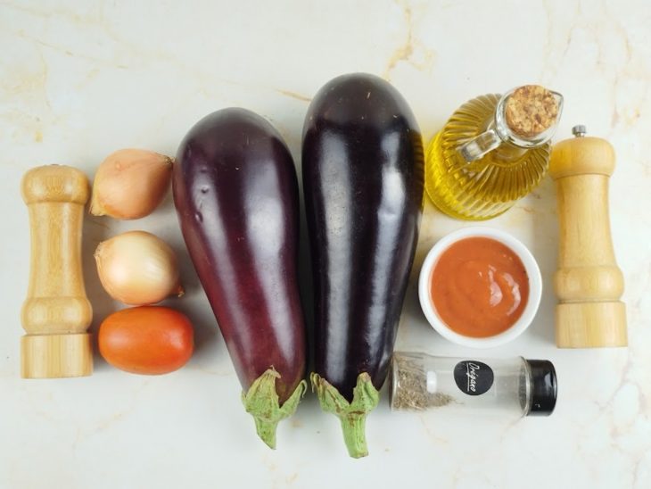 Ingredientes separados sobre a bancada.