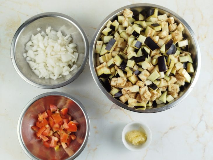 Legumes cortados em pedacinhos.