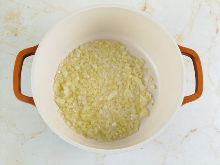 Cebola refogando na panela.